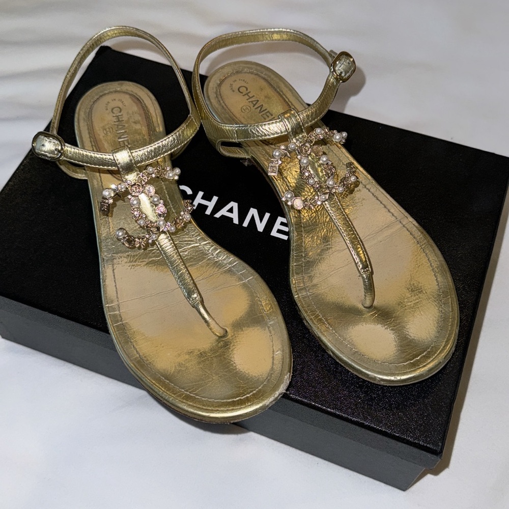 💯 Authentic Chanel CC Sandal